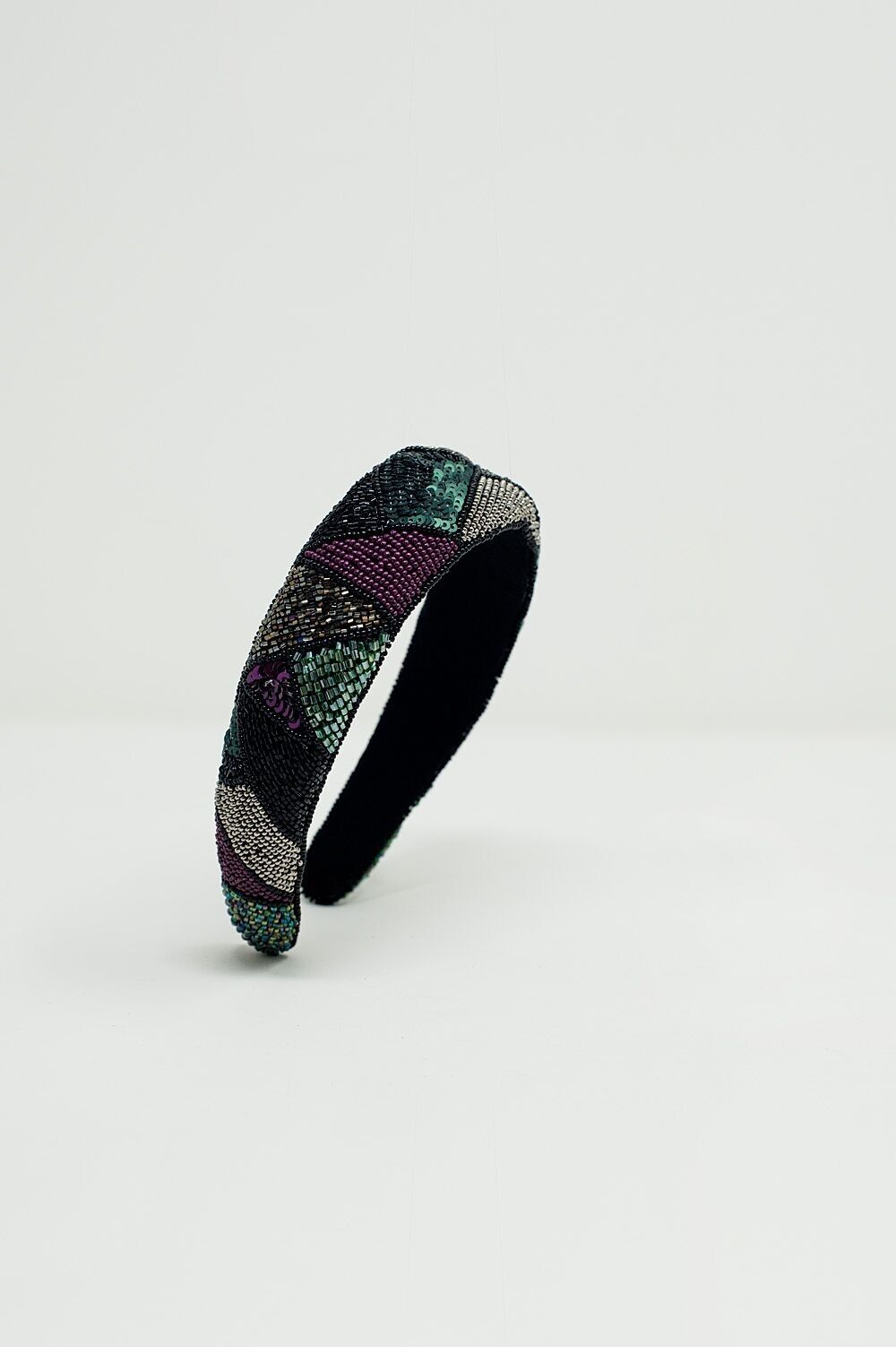 Dickes besticktes Stirnband in coolen Farben