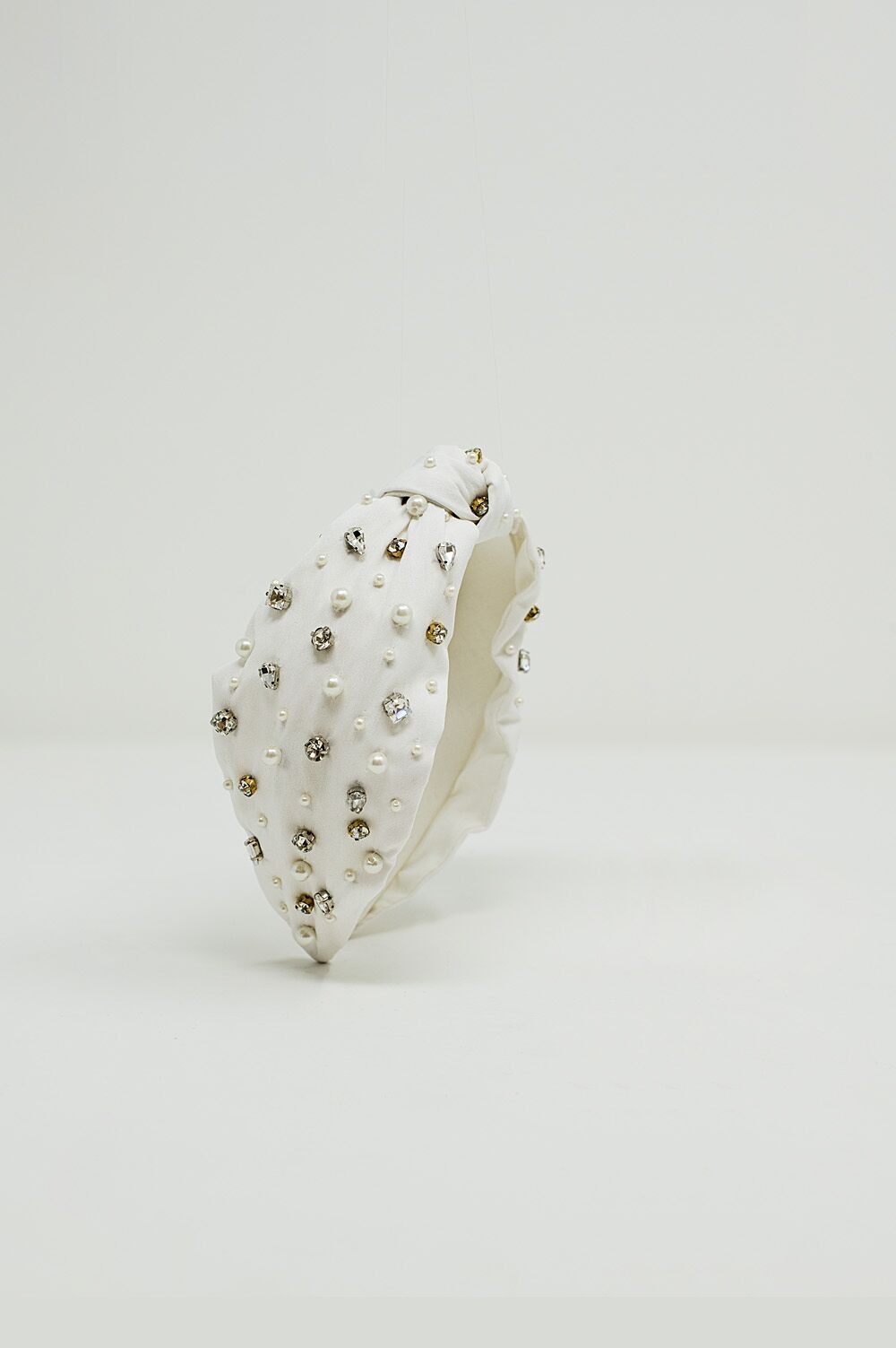 Weißes Stirnband mit verzierten Perlen und Strass