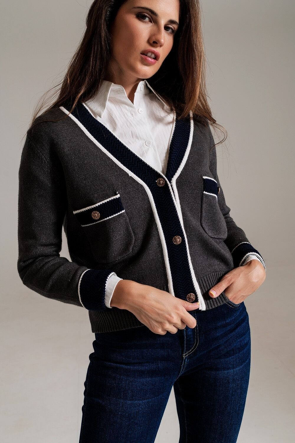 Cardigan grigio con tasche e stile a canale