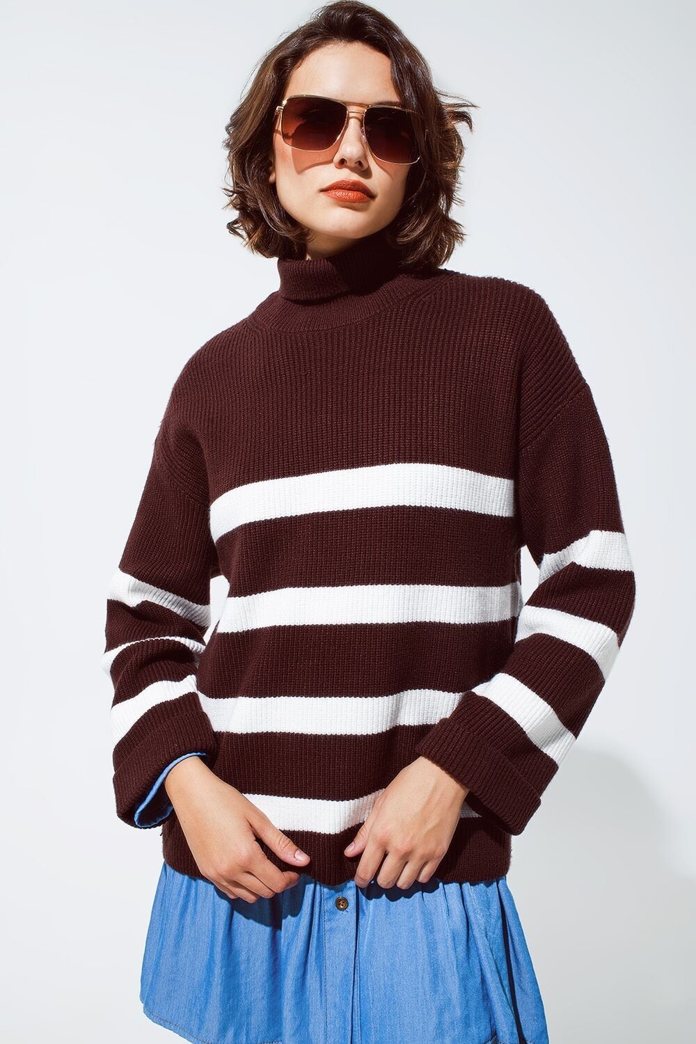 Maglione dolcevita color cioccolato con righe bianche