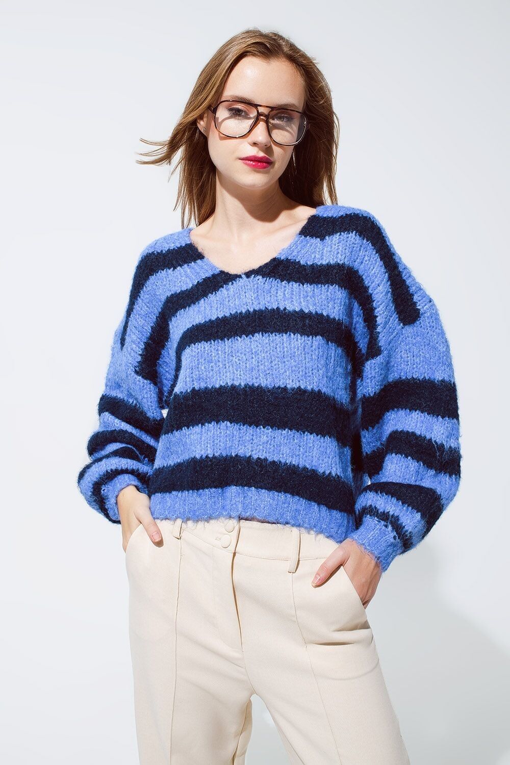 Maglione soffice a righe blu oversize con maniche a palloncino
