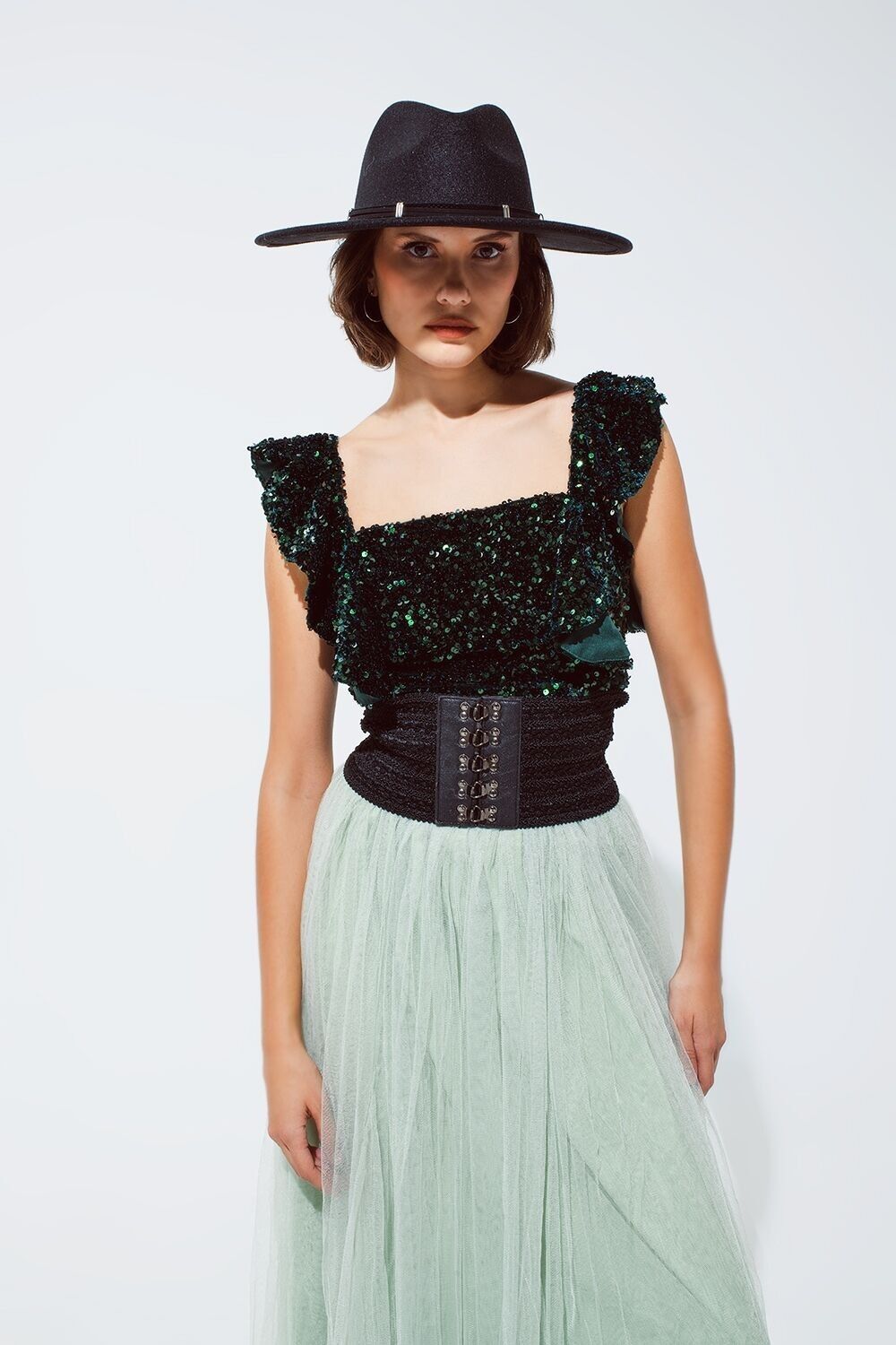 Top corto con paillettes verde con spalline larghe