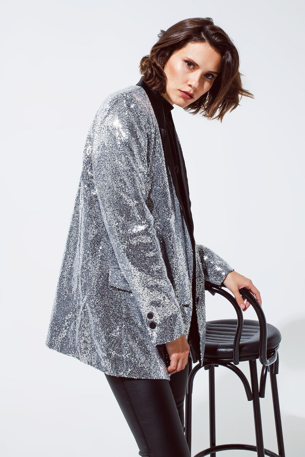 Blazer de esmoquin de lentejuelas plateadas con solapa de raso negro