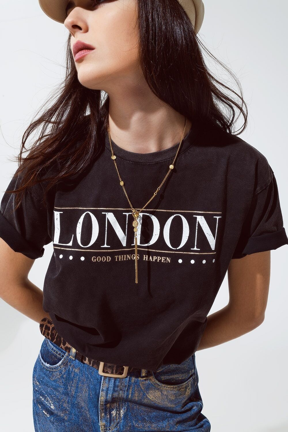 Collar dorado con cuentas y detalle de cadena con flecos