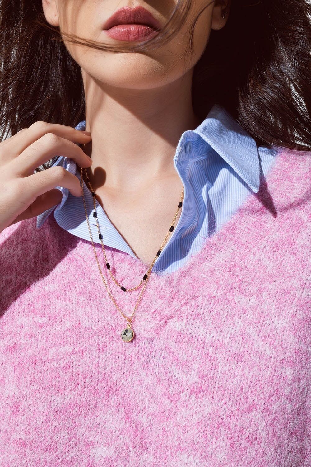 Collar Corto 2 en 1 de Oro con Cuentas Negras y Piedra Marmolada Blanca.