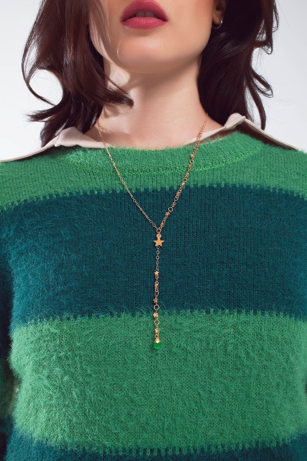 Collana dorata con ciondolo a forma di stella e perlina verde