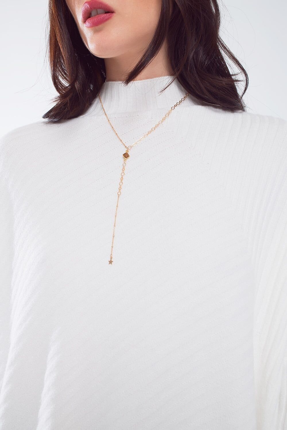 Delicata collana dorata con ciondolo a forma di stella molto sottile e bello