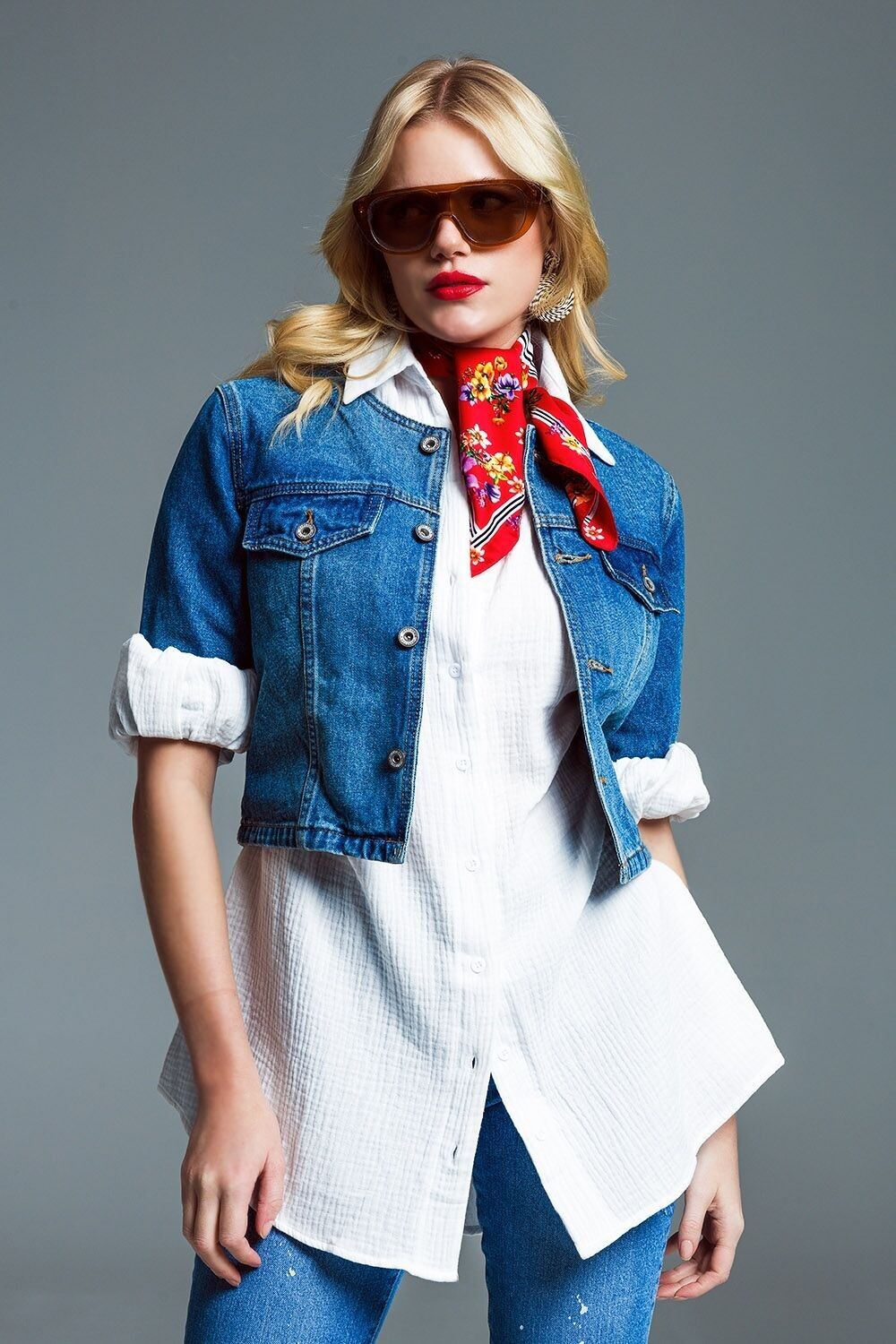 Kurze Jeansjacke im CH-Stil in mittlerer Waschung