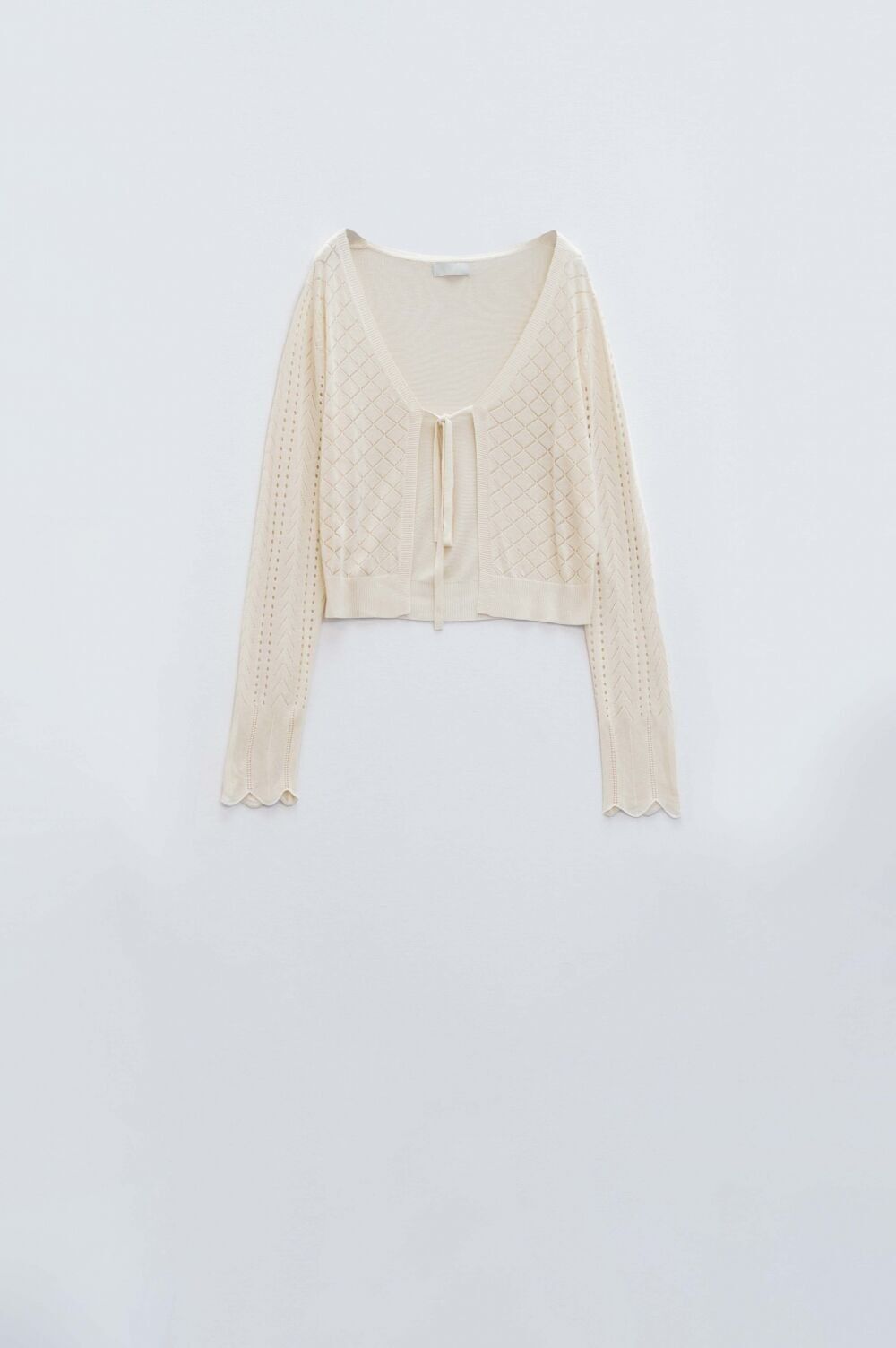 Cardigan beige con stampa a rombi e chiusura a fiocco