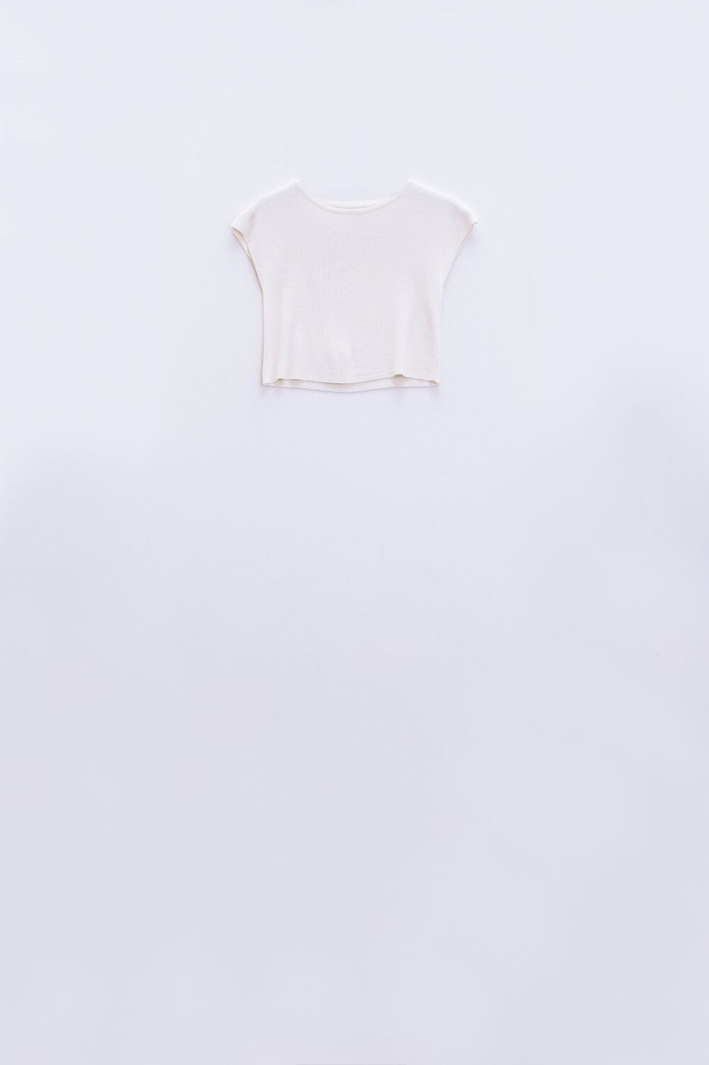 Kurzes, gestricktes T-Shirt mit kurzen Ärmeln in Weiß