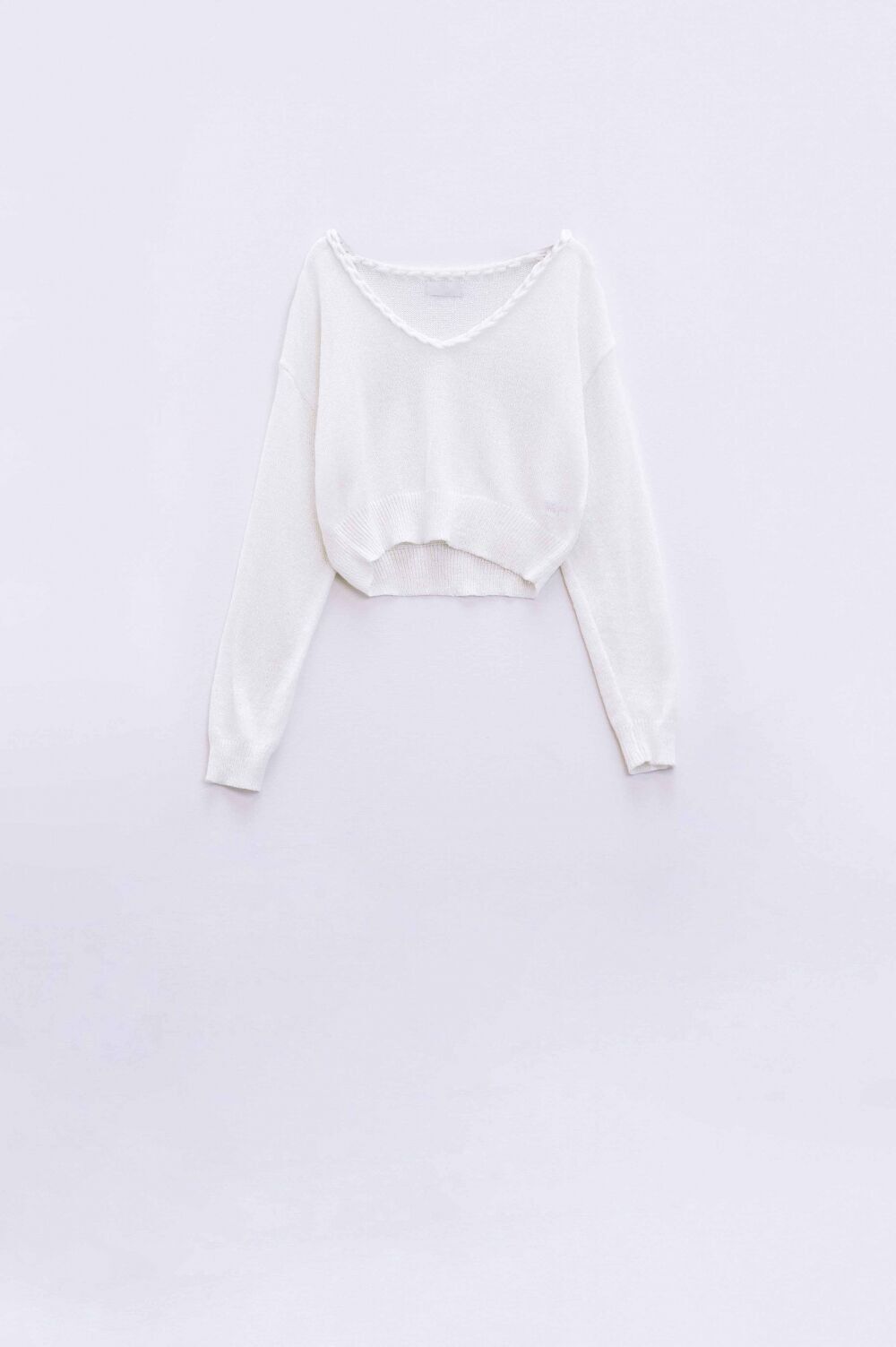 Cremefarbener Pullover mit weitem V-Ausschnitt und geflochtenem Detail