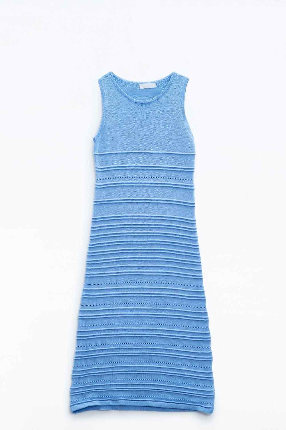 Abito lungo blu lavorato all'uncinetto senza maniche