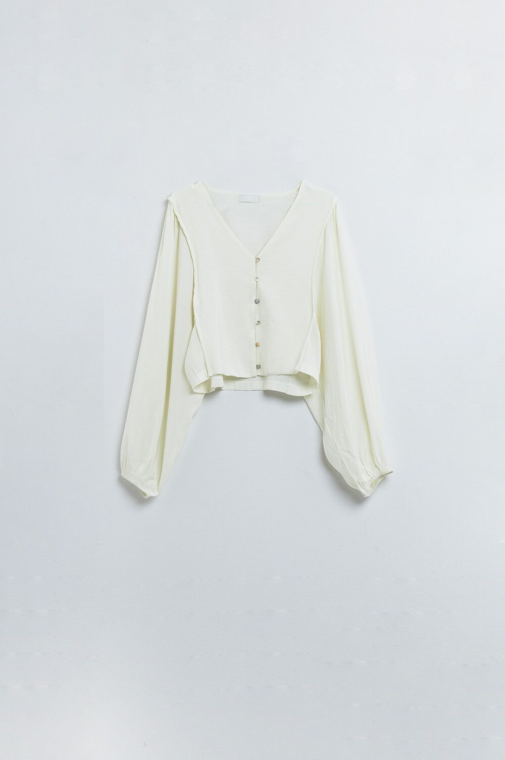 Blusa panna con maniche a palloncino e chiusura frontale con bottoni