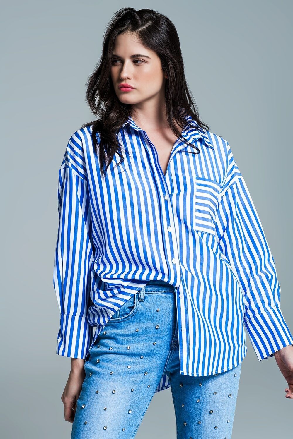 Blusa oversize bianca con righe verticali in blu e taschino sul petto