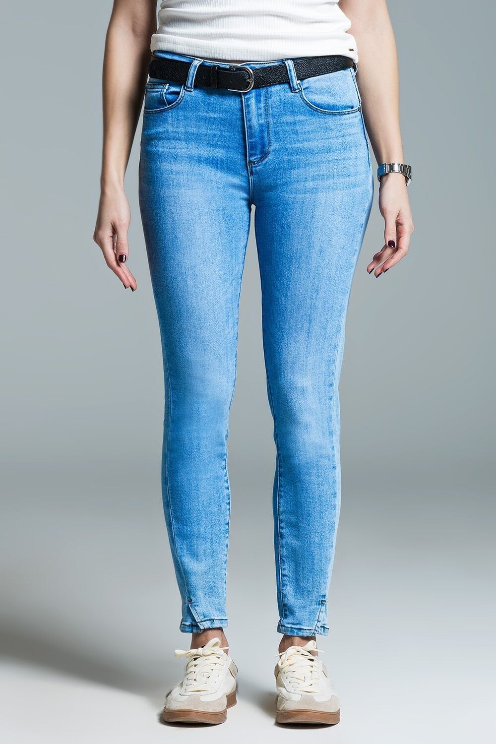 Jeans skinny basic di colore azzurro con breve spacco sull'orlo