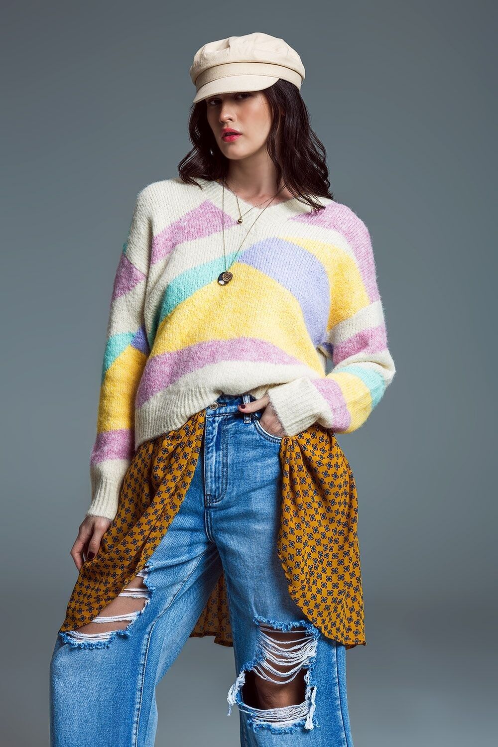 Maglione comodo con scollo a V beige con righe astratte in colori pastello