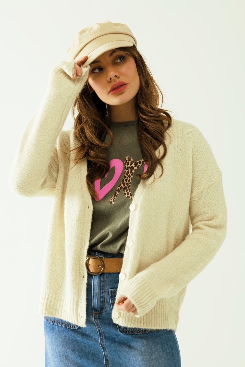 Cardigan color crema a maniche lunghe con chiusura frontale con bottoni