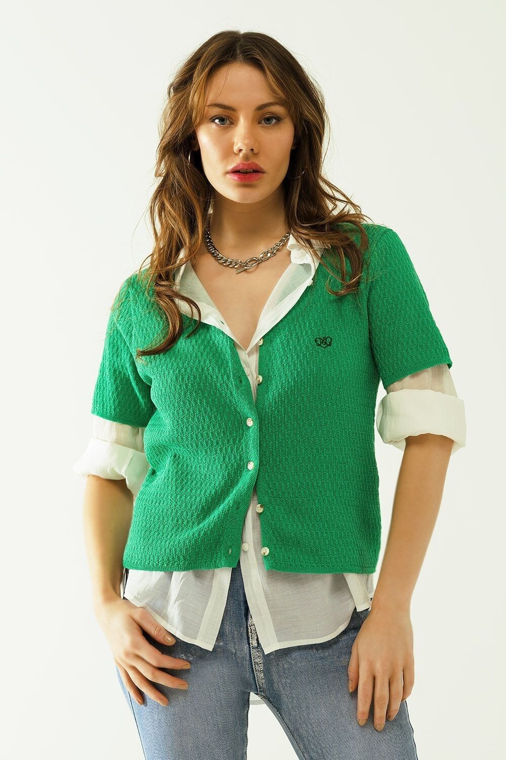 Cardigan verde con maniche corte e chiusura frontale con bottone