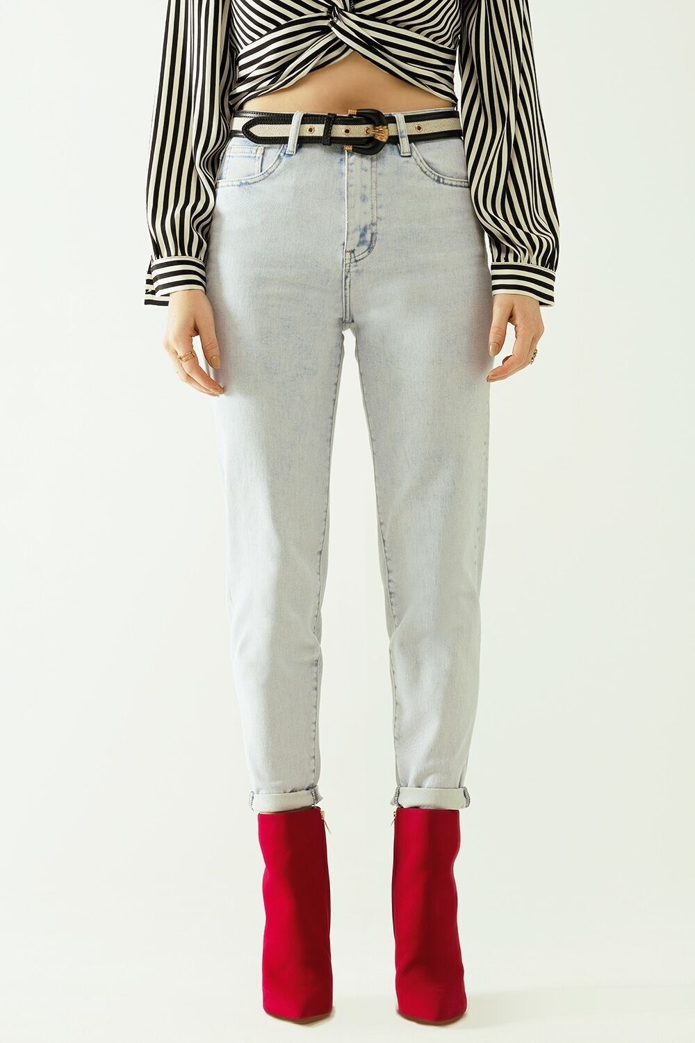 Mom jeans cinque tasche effetto wash con risvolto sul fondo