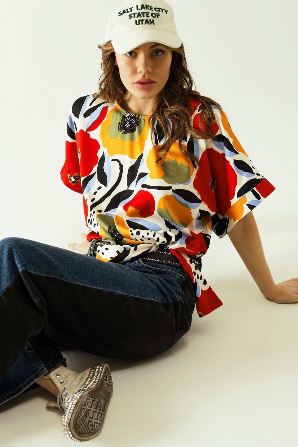 Camicetta bianca comoda con disegni di papaveri e maniche corte