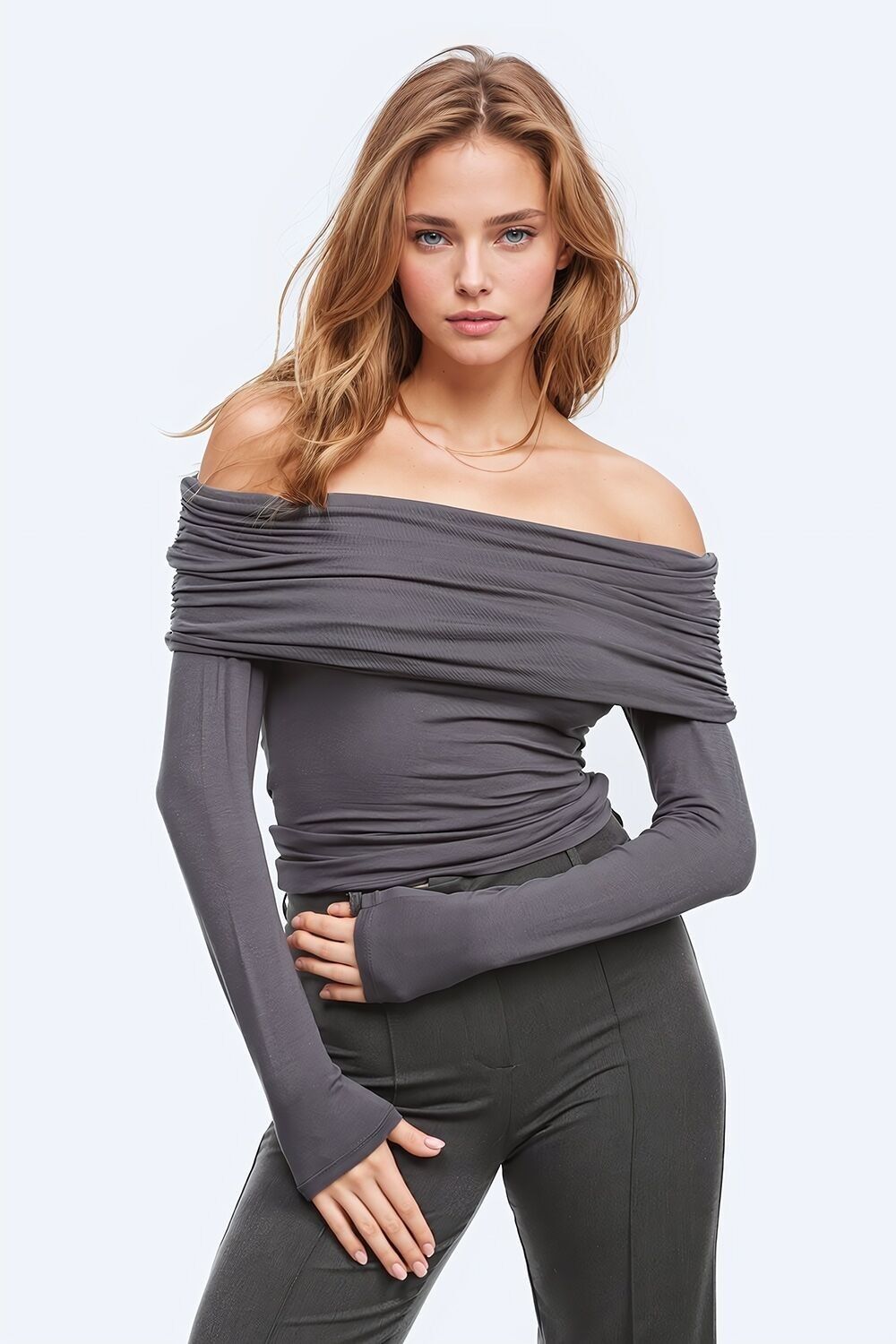 Top aderente con spalle scoperte in grigio