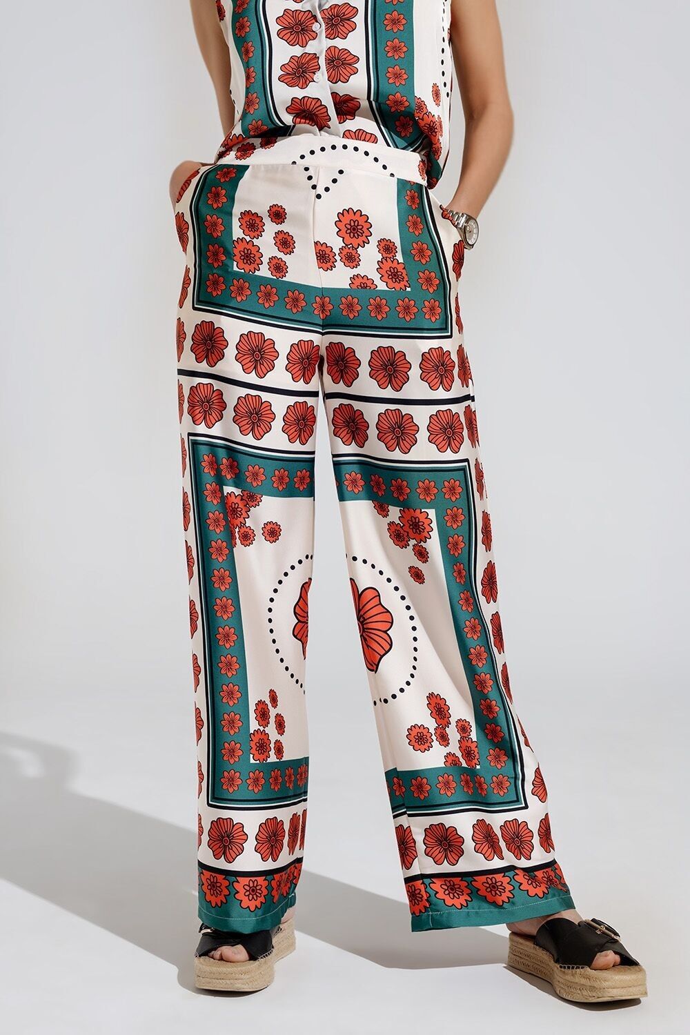 Pantaloni svasati in raso color crema con disegno floreale