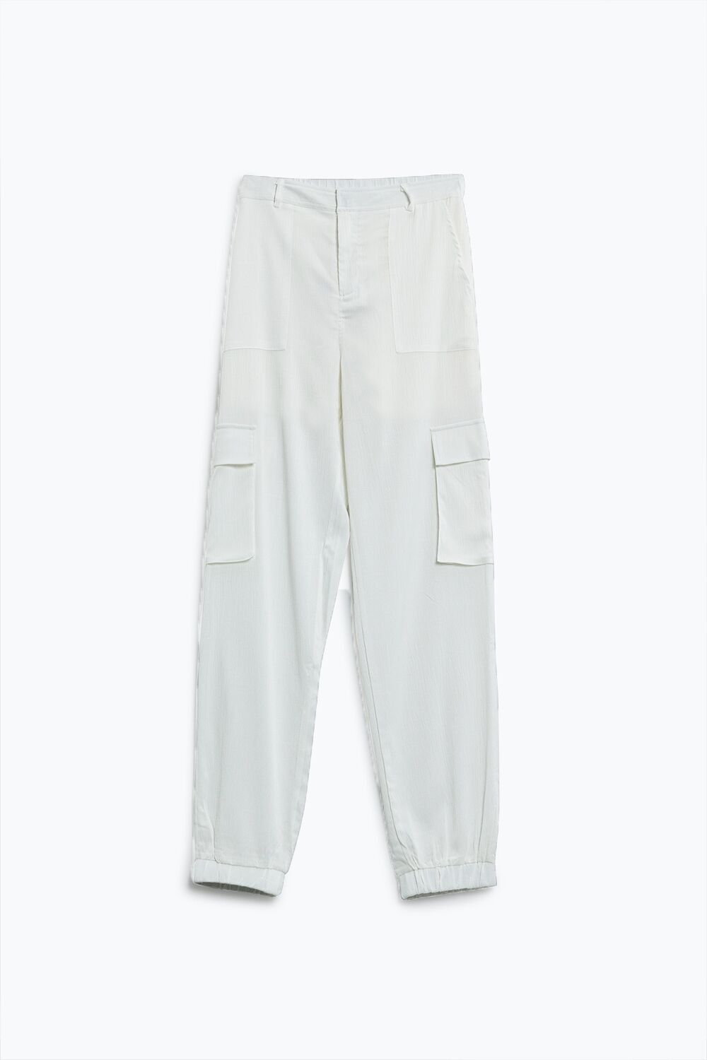 Pantaloni in raso bianco con tasche laterali e passanti per cintura