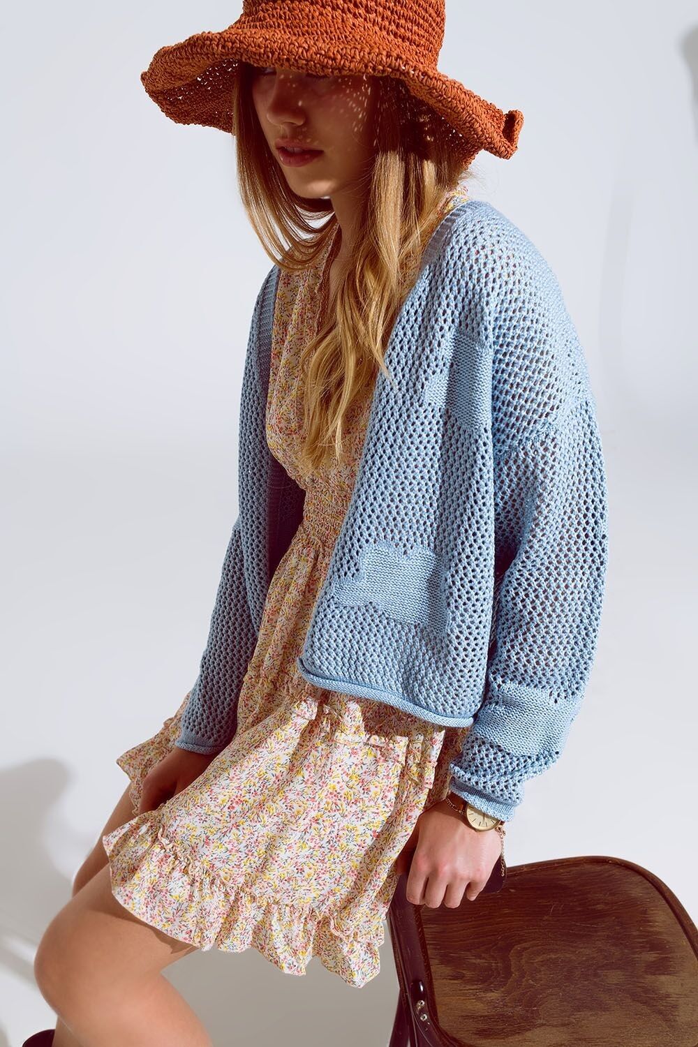 Gehäkelte Strickjacke mit gestrickten Wolken in Blau