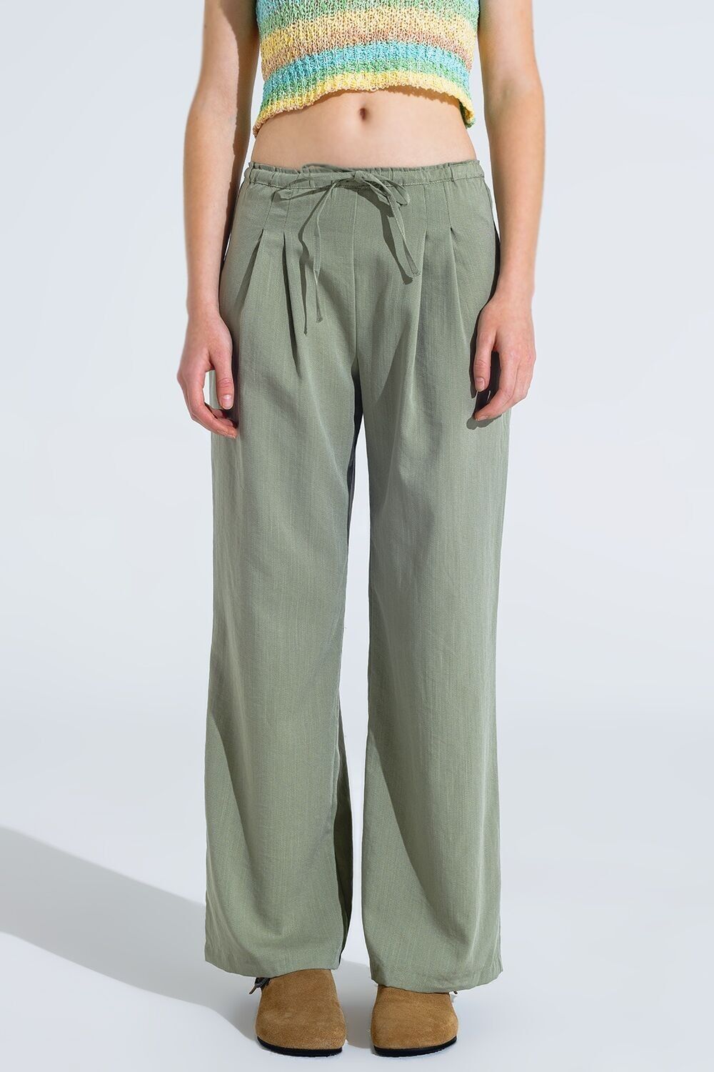 Pantaloni rilassati verde chiaro con chiusura con coulisse e tasche laterali