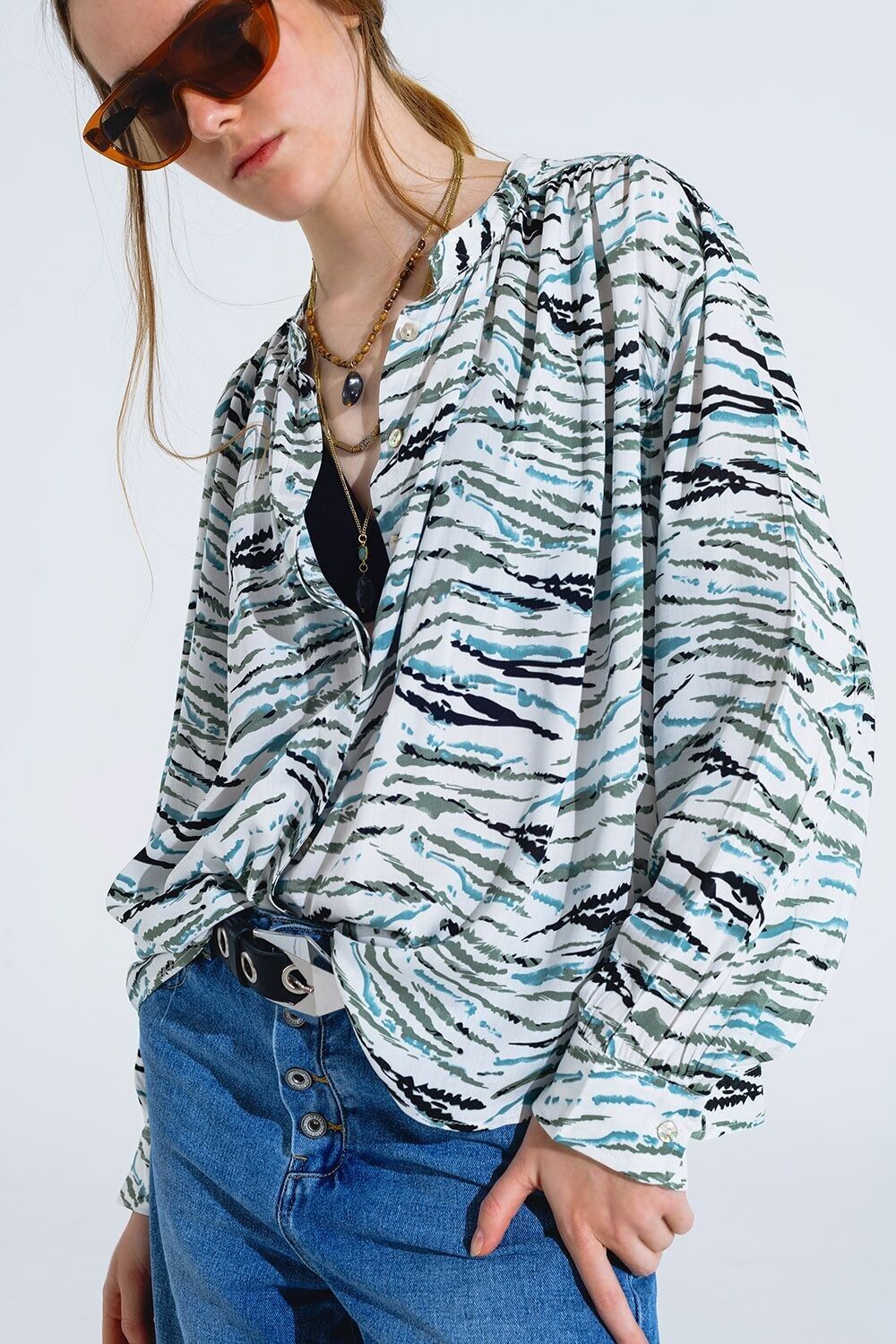 Camicetta bianca con stampa animalier verde e maniche lunghe