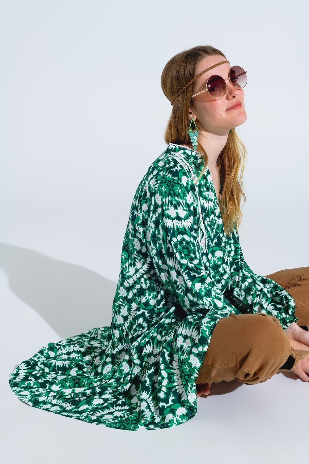 Kurzes Kleid mit Batikmuster, langen Ärmeln und Spitzenbesatz in Grün