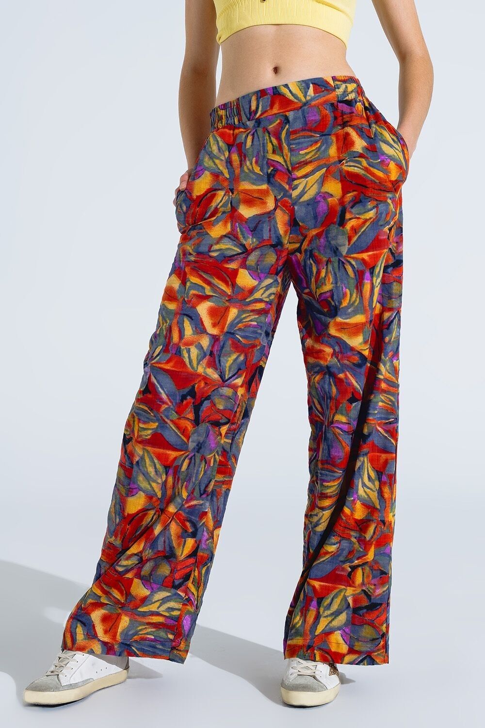 Pantaloni a gamba dritta con stampa floreale multicolor sui toni del rosso