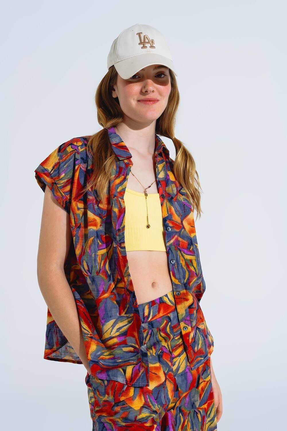 Camicetta comoda con bottoni e maniche corte in stampa floreale rossa multicolor