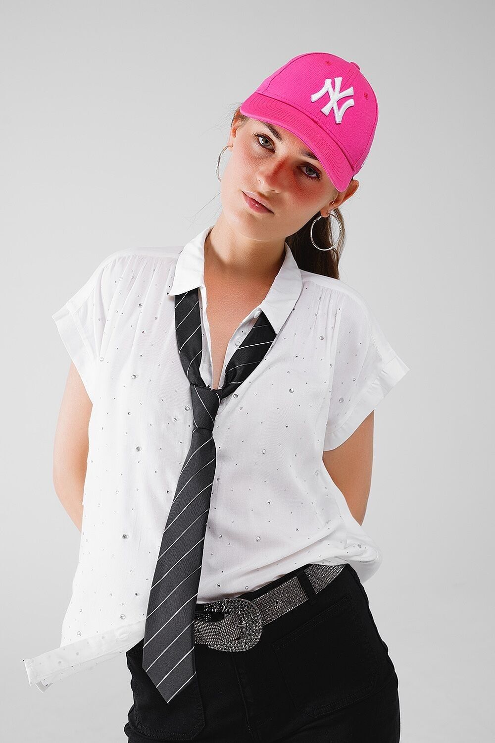 Weiße Bluse mit Knöpfen, Strasssteinen überall und kurzen Ärmeln