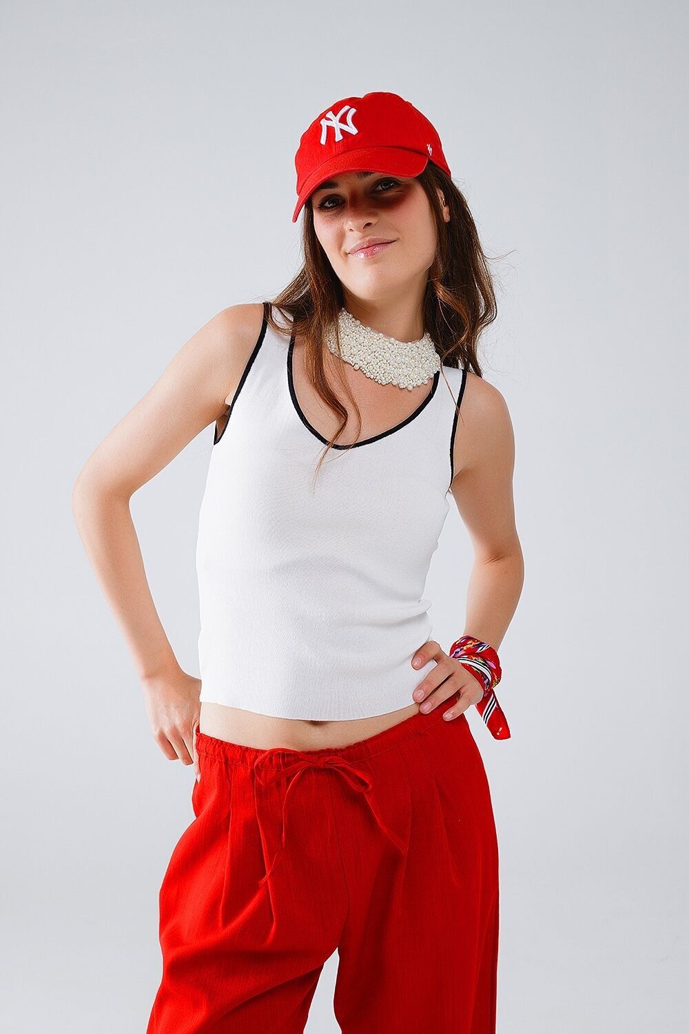 Weißes ärmelloses Top mit Rundhalsausschnitt und schwarzer Verzierung