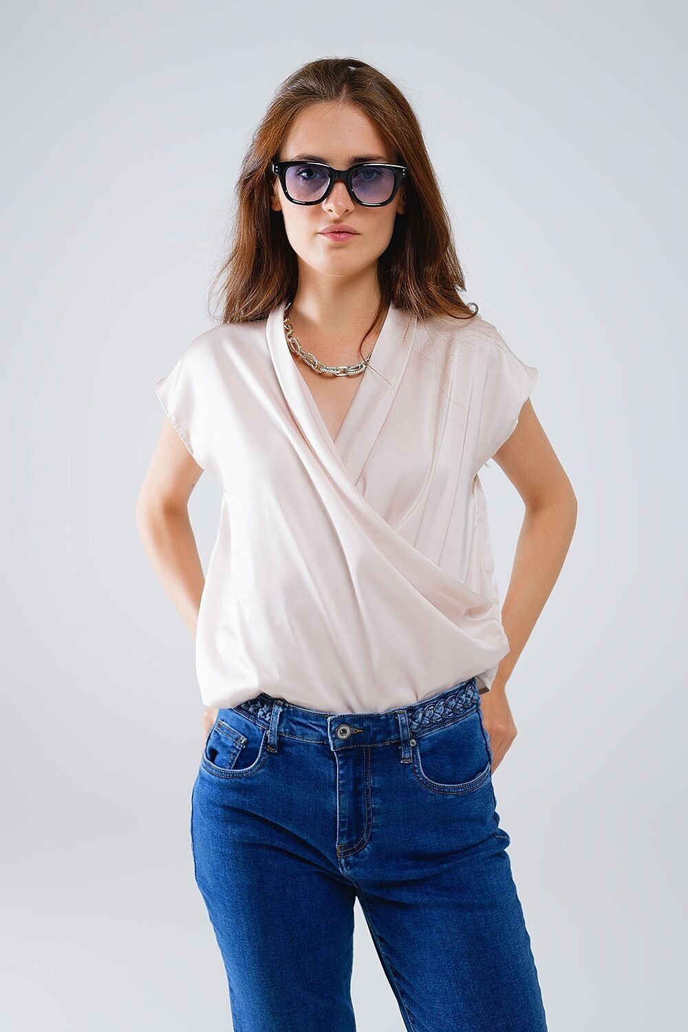 Top In Seta Incrociato Beige Con Scollo A V e Maniche Corte