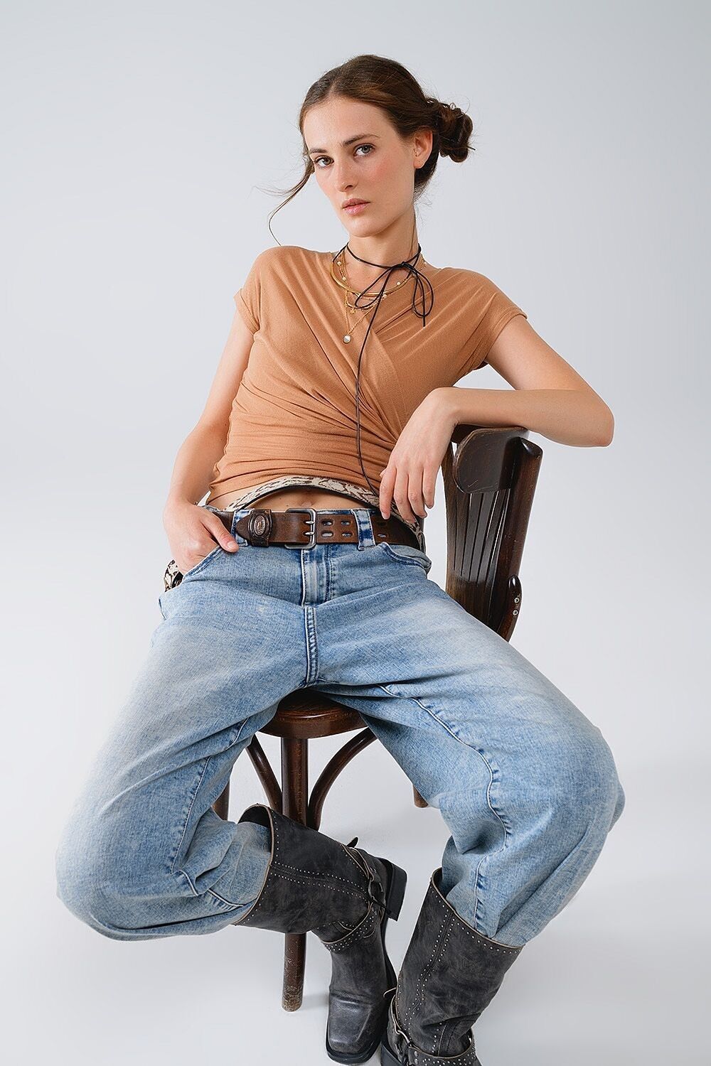 Top aderente drappeggiato incrociato con scollo a V e maniche ad aletta in beige