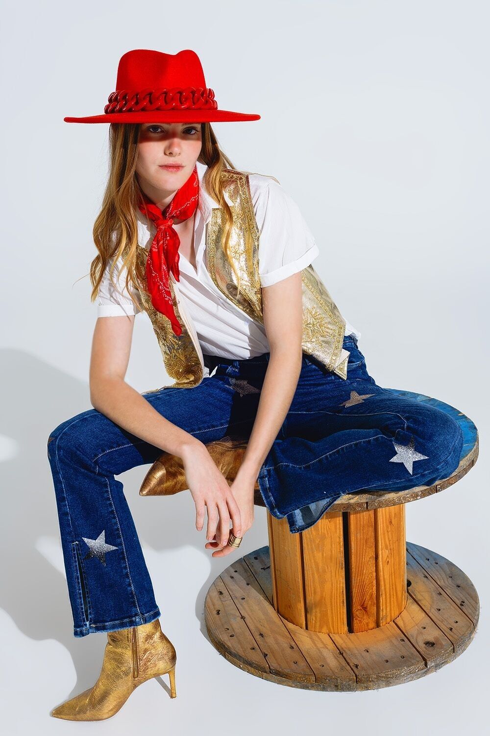 Gilet aperto con stelle ricamate in oro