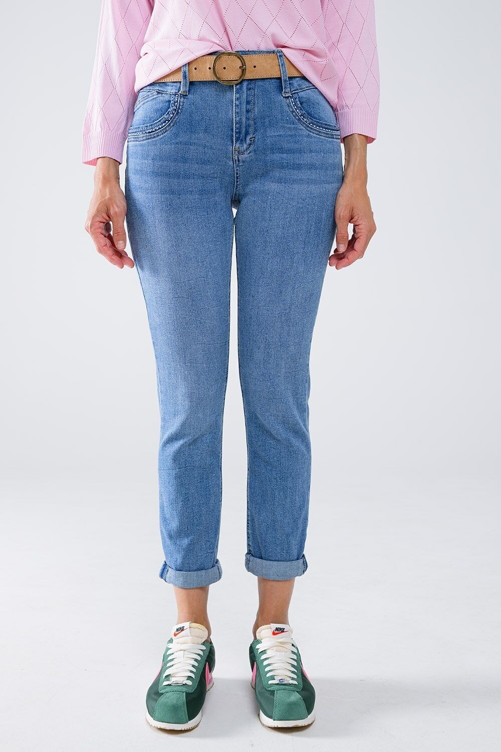 Skinny Jeans in heller Waschung mit Detail auf der Tasche