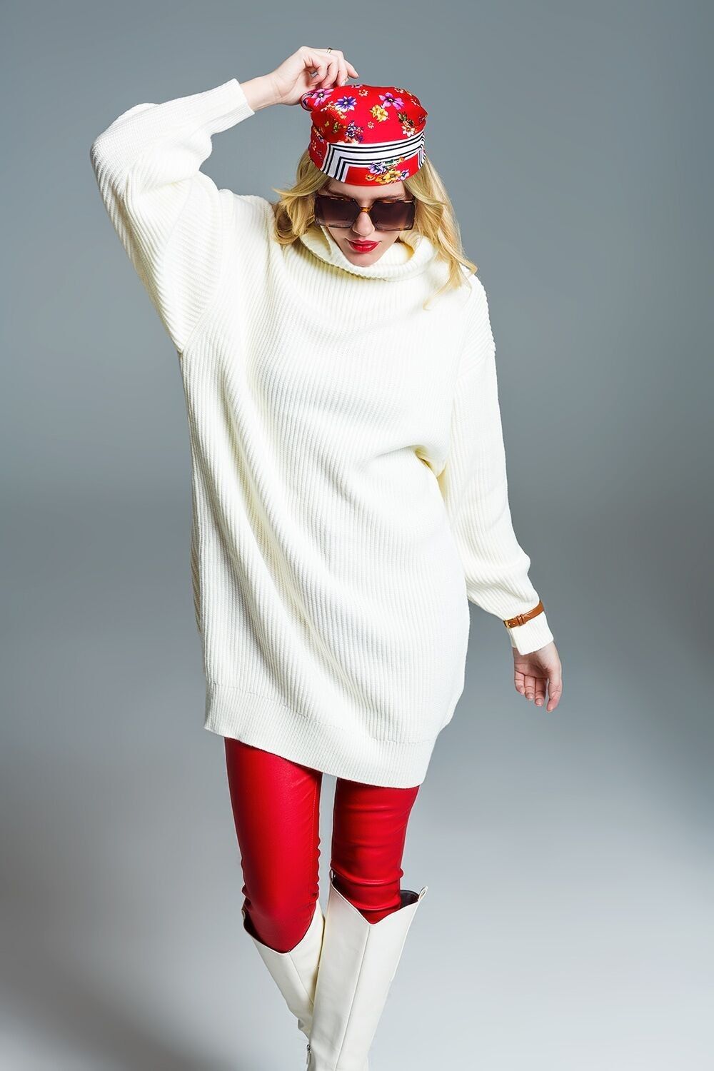 Abito oversize in maglia a coste con collo alto in crema