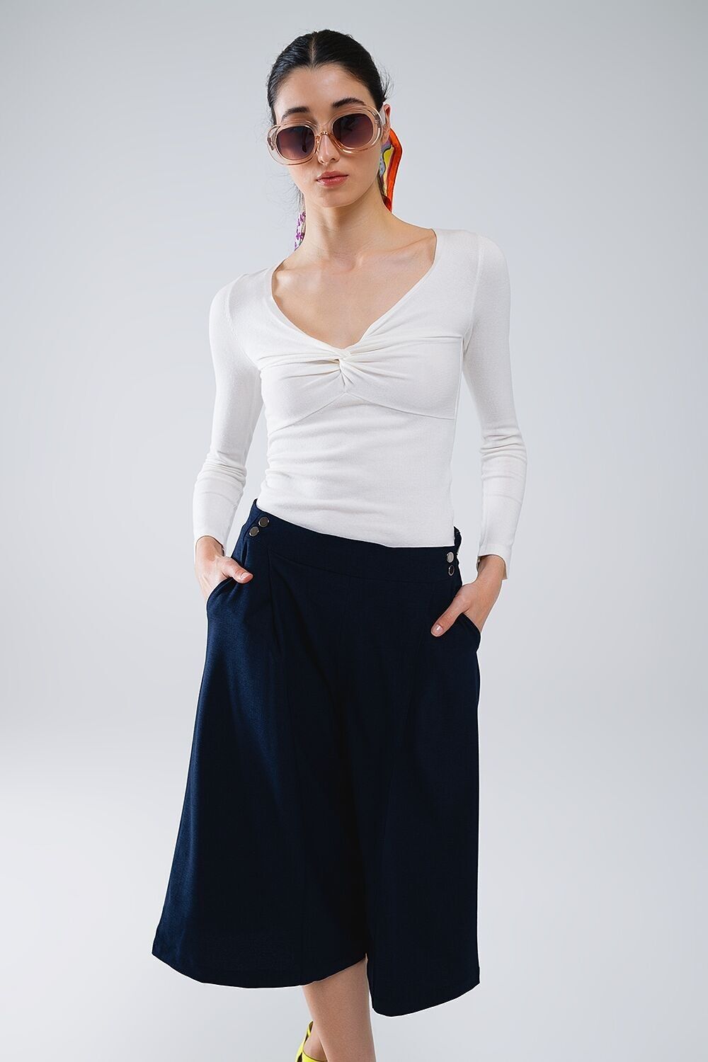 Weißes Langarmshirt mit Knotendetail und V-Ausschnitt