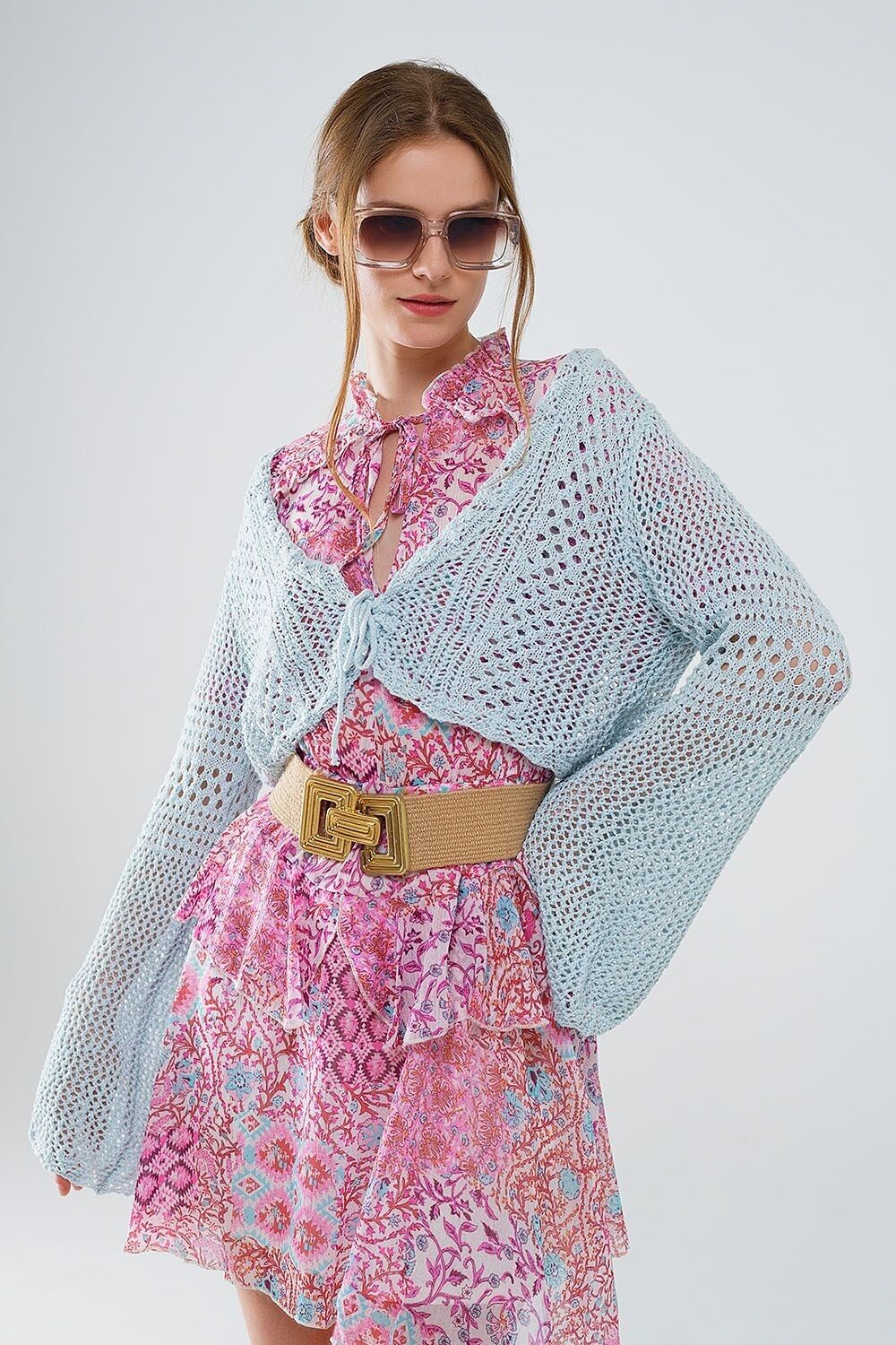 Cardigan corto in celeste con chiusura a cravatta