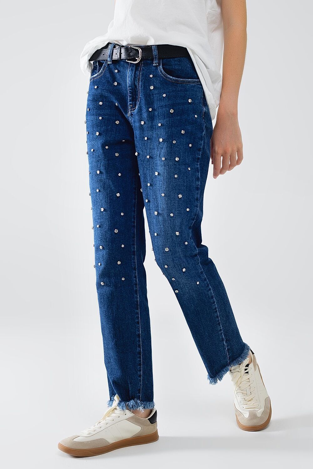 Gerade geschnittene Bluejeans mit Strass-Details vorn und ausgefransten Enden