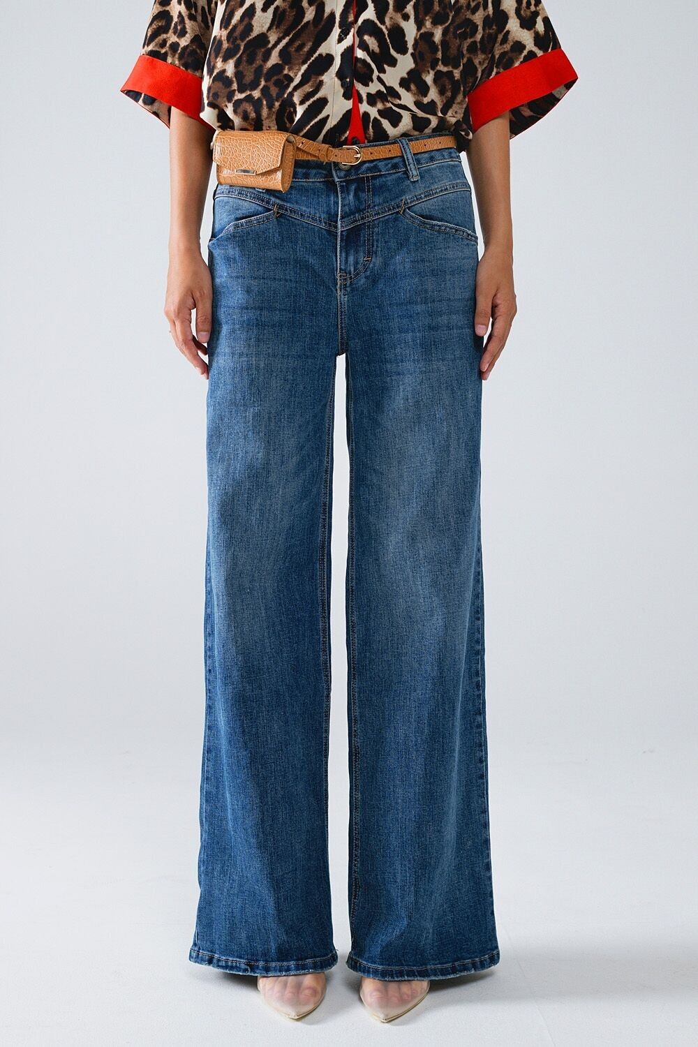 Blaue Schlagjeans mit Ziernähten