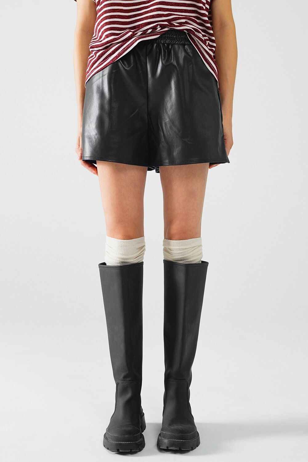 Shorts in similpelle nera con arricciatura in vita con coulisse