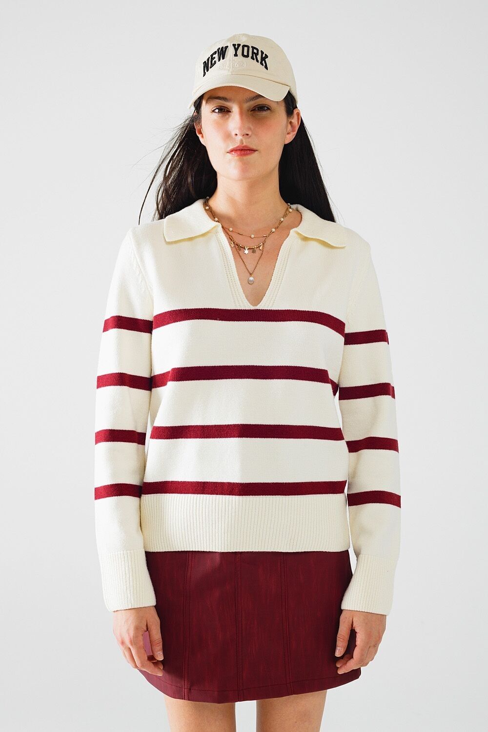 maglione bianco con strisce rosso scuro e ampio scollo a V