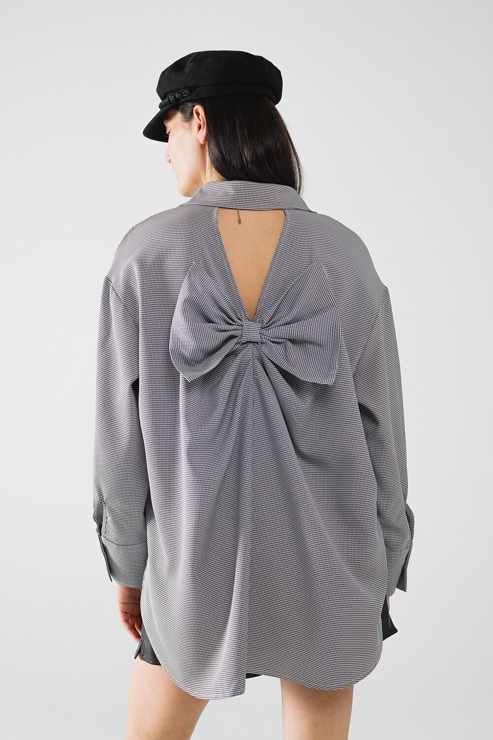 Camicia a quadri oversize con fiocco in bianco e nero