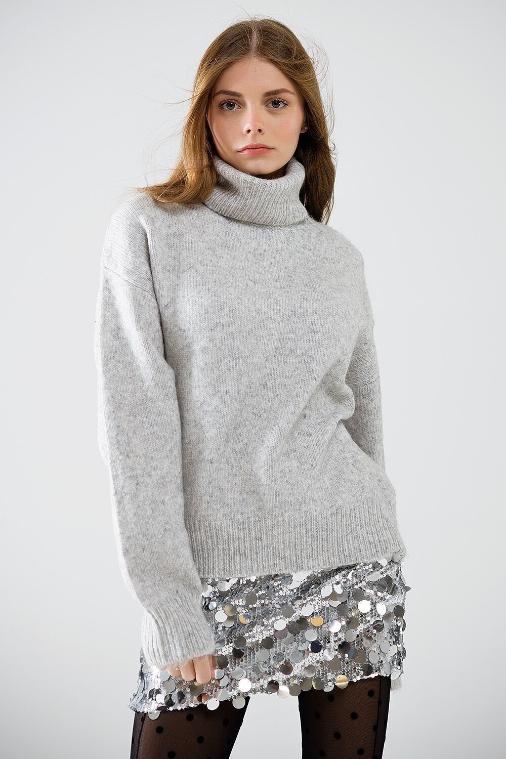 Jersey gris de cuello alto y mangas caídas