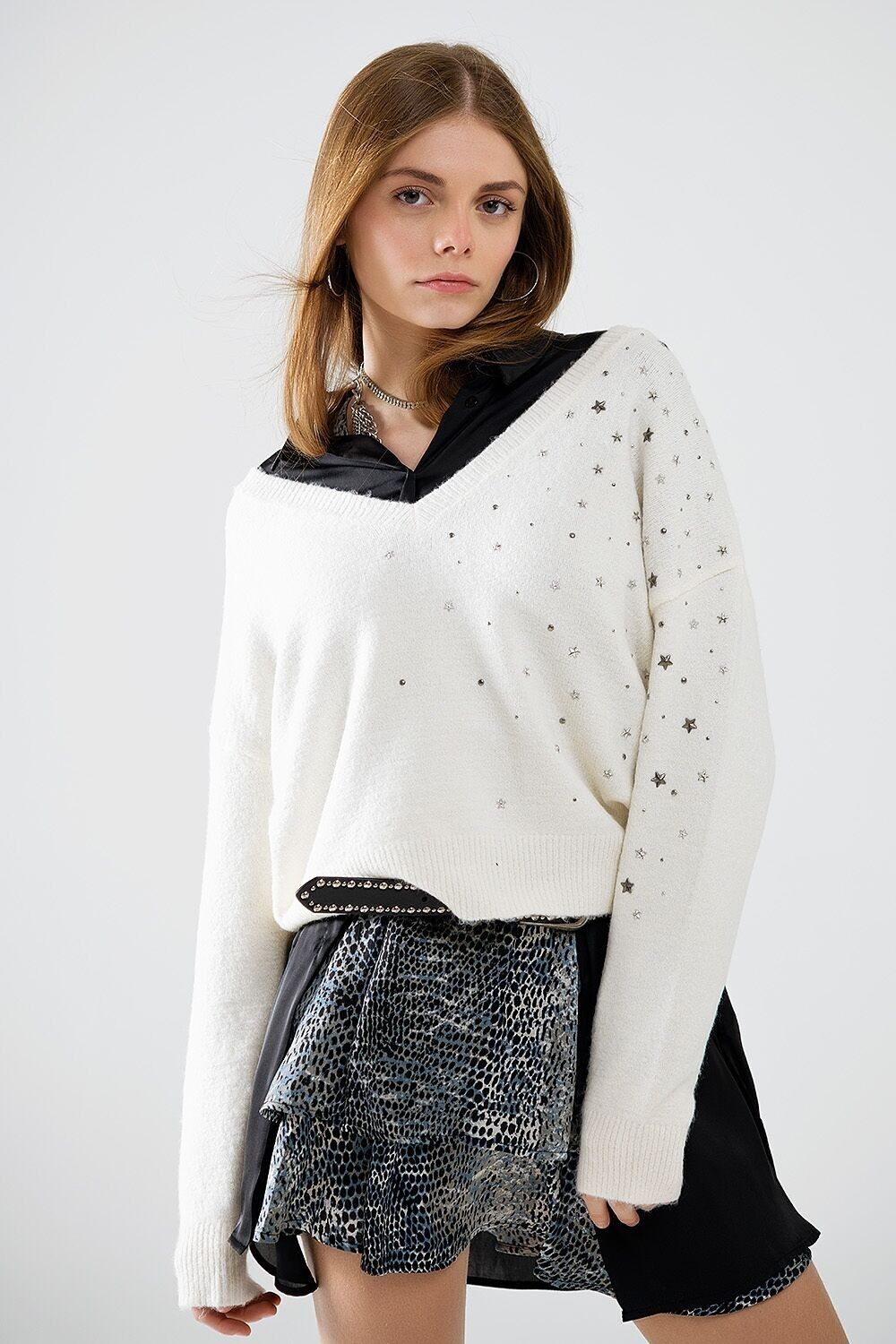 Maglione con scollo a V impreziosito da stelle metalliche