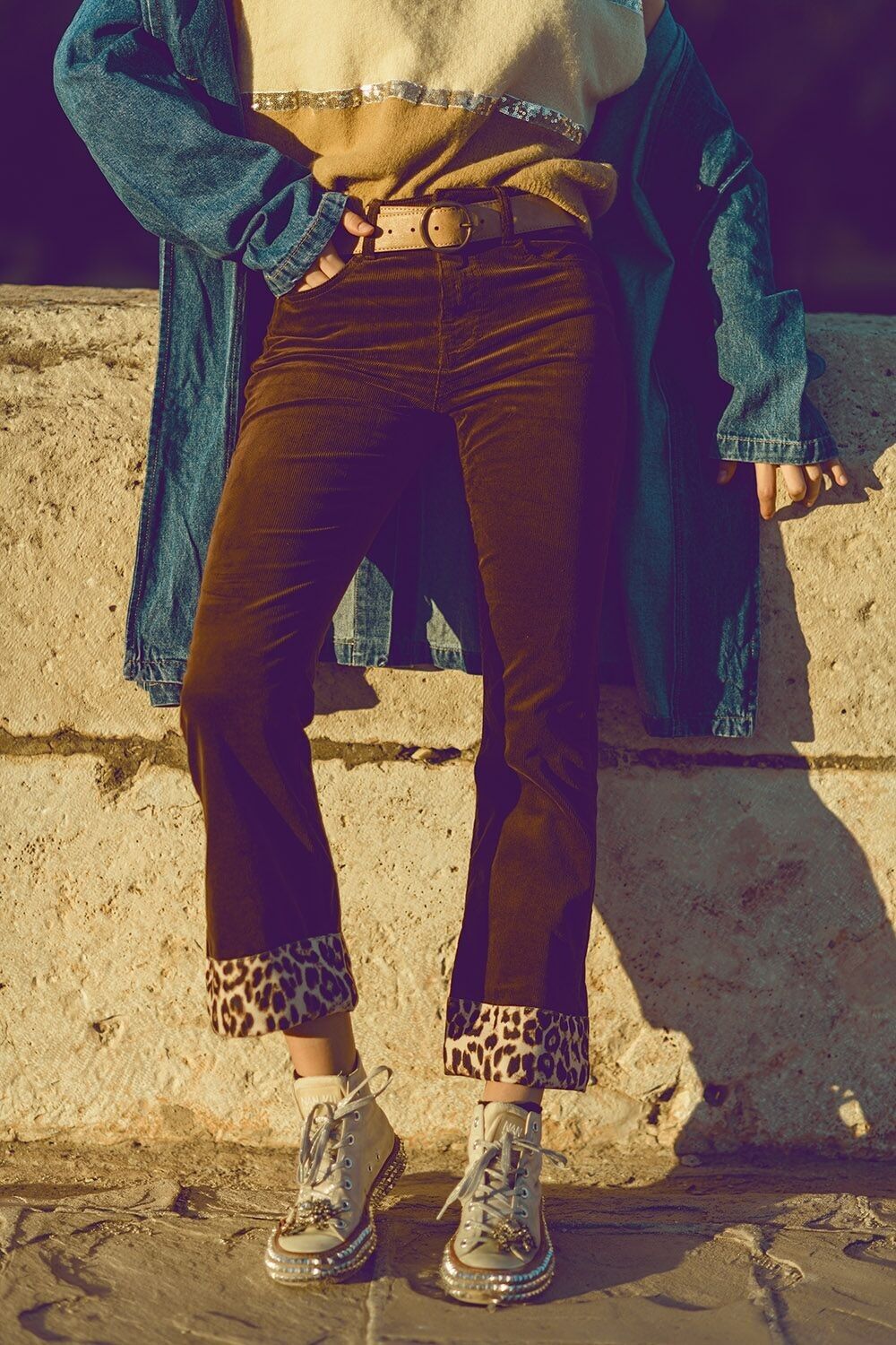 Pantaloni svasati in velluto a coste marrone con stampa leopardata sul fondo